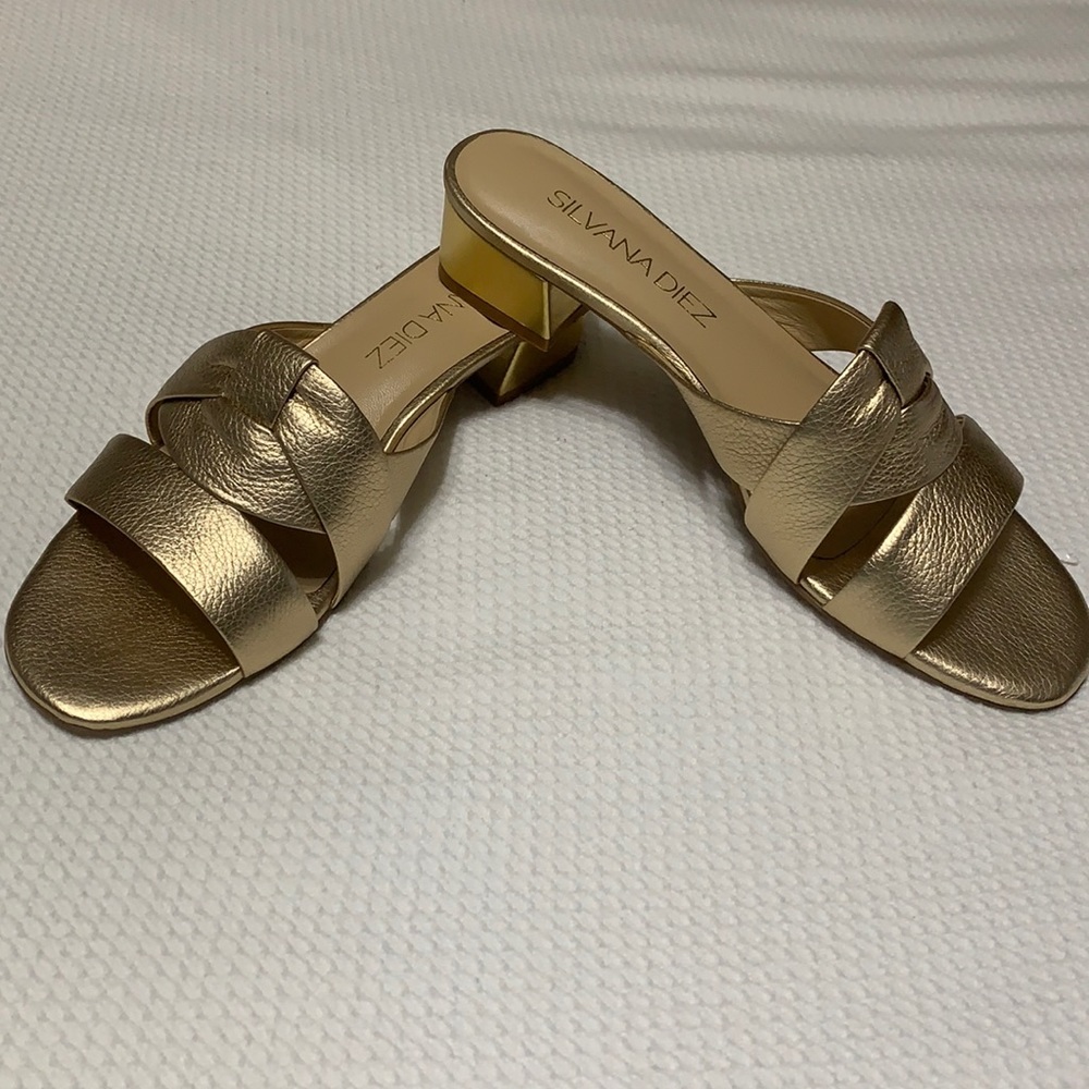 NWOB Silvana Diez gold sandals classy